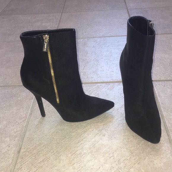 Jennifer Lopez Shoes - Jennifer Lopez Black & Gold Boots Size: 6 1/2 M